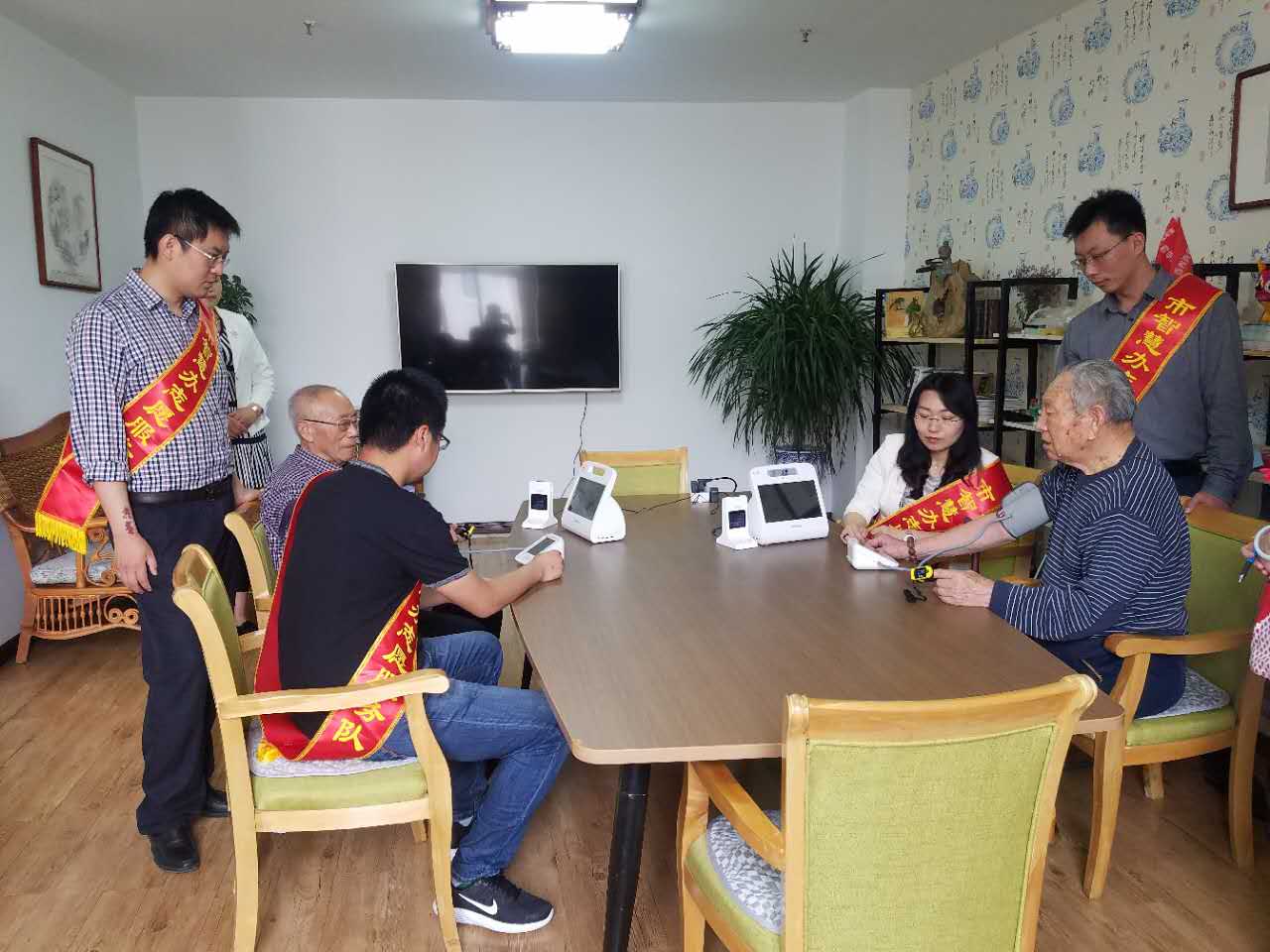 为进一步弘扬雷锋精神,倡导社会文明新风,加强单位精神文明建设,掀起学雷锋活动新高潮。近日,市智慧办志愿服务队走进奎文区中上虞四季青养老院,开展学雷锋志愿服务活动。 活动中,志愿者们为老人介绍了智慧养老新知识、新模式,帮助老人了解、体验手腕式血压计、手表式GPS定位仪、睡眠智能检测仪等智慧养老设备,并对老人进行了体检服务,让老人实时掌握自身健康状况,以便有针对性地进行保健治疗。 目前,市智慧办志愿服务队已为11家社区养老院的近千名老人提供了健康服务,下步将继续开展以尊老、敬老、爱老为主